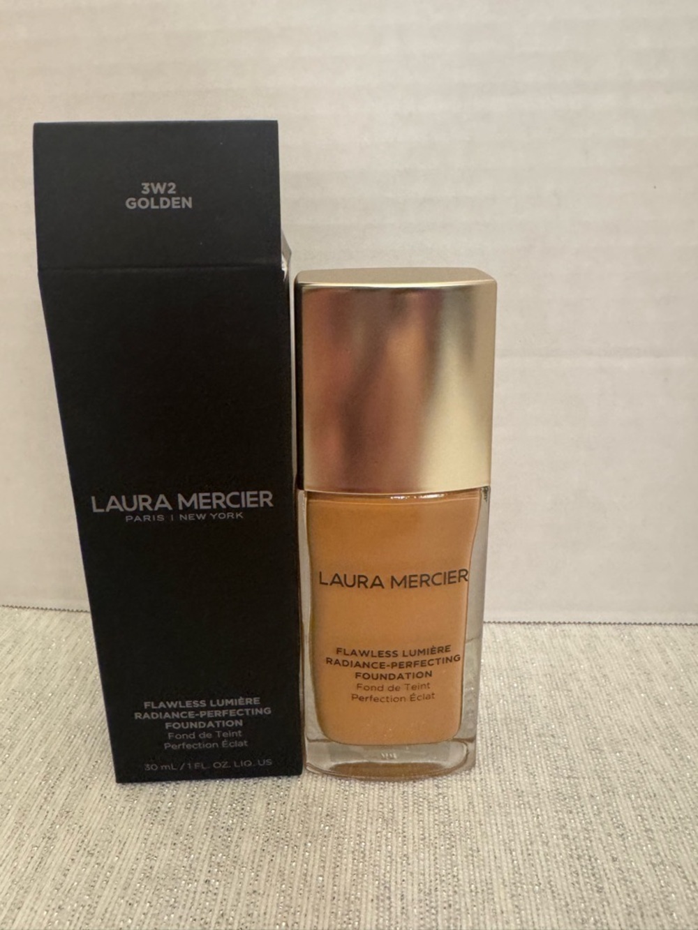 laura mercier Flawless Lumière Foundation — Golden (3W2)